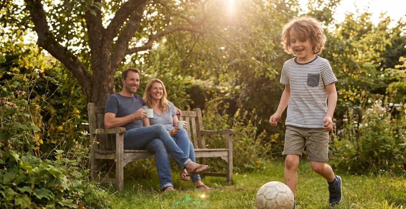 Un enfant en rémission d'un cancer jouant sereinement avec ses parents dans un jardin ensoleillé