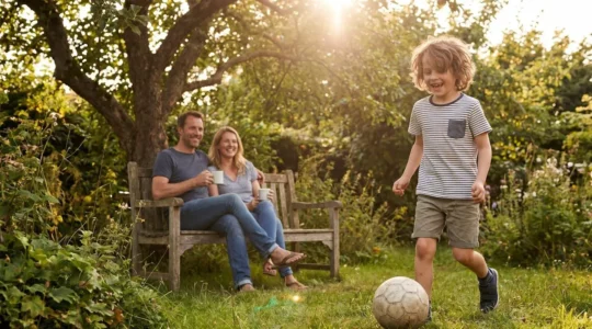 Un enfant en rémission d'un cancer jouant sereinement avec ses parents dans un jardin ensoleillé
